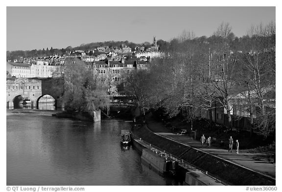 Pulteney Bridge, Avon River, Houseboats, and quay. Bath, Somerset, England, United Kingdom (black and white)