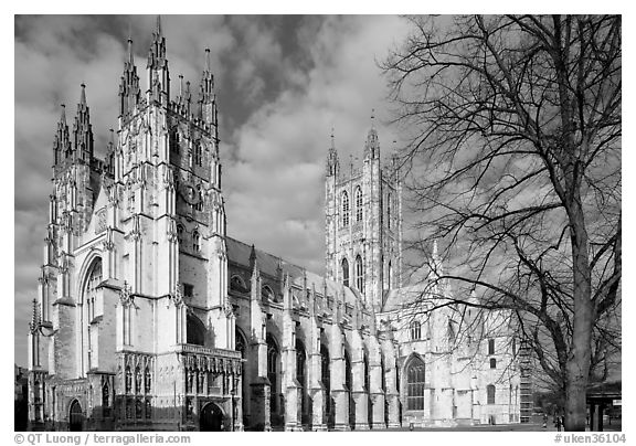 Canterbury Cathedral: portal, nave and crossing spire. Canterbury,  Kent, England, United Kingdom (black and white)