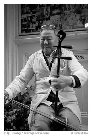 Chinese man playing the traditional Ehru, Chinatown. San Francisco, California, USA (black and white)