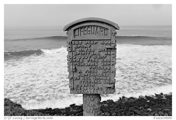 Oceanside memorial. La Jolla, San Diego, California, USA (black and white)