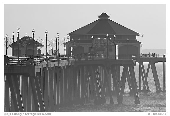 Huntington Pier, late afternoon. Huntington Beach, Orange County, California, USA (black and white)