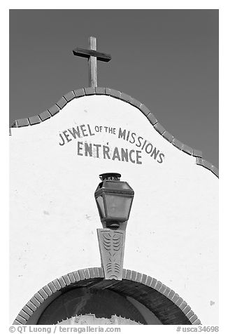 Entrance with sign Jewel of the Missions. San Juan Capistrano, Orange County, California, USA (black and white)