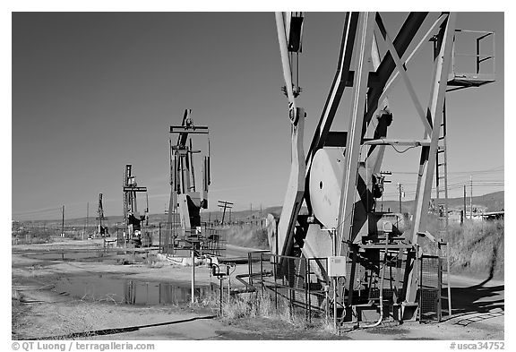 Oil extracting machinery, Chevron field. California, USA (black and white)