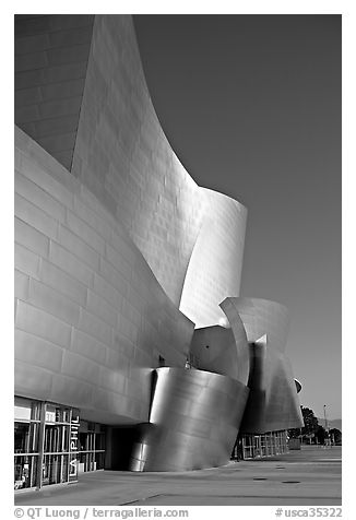 Free-form sculptural curves of the Walt Disney Concert Hall, early morning. Los Angeles, California, USA