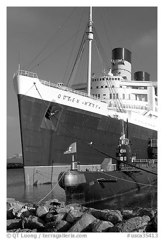 Queen Mary and Scorpion submarine. Long Beach, Los Angeles, California, USA (black and white)