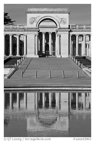 Entrance of Palace of the Legion of Honor reflected in pool. San Francisco, California, USA