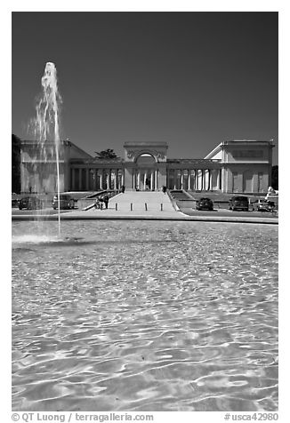 Fountain and Palace of the Legion of Honor, Lincoln Park. San Francisco, California, USA (black and white)