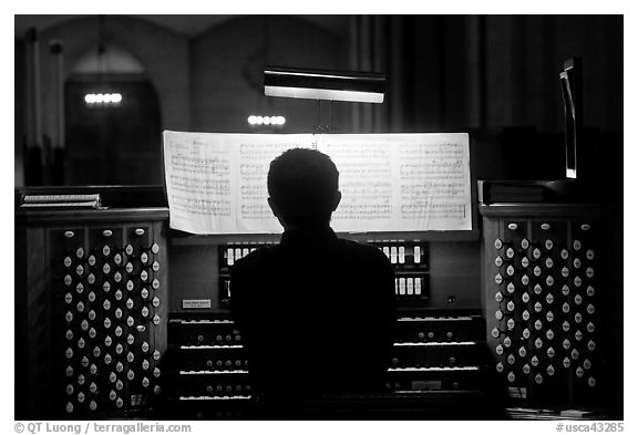 Organist and musical score, Grace Cathedral. San Francisco, California, USA (black and white)