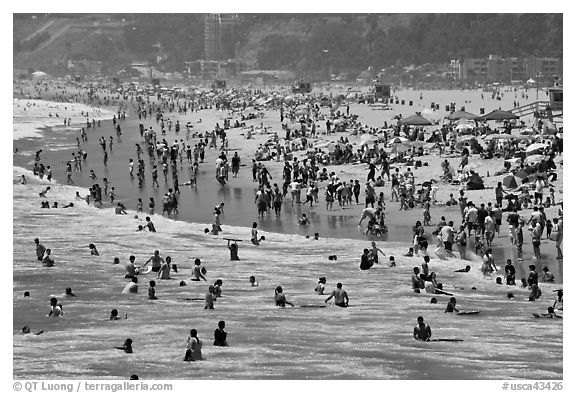 Throng of beachgoers, Santa Monica Beach. Santa Monica, Los Angeles, California, USA (black and white)