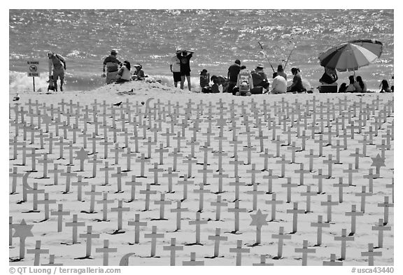 Wooden crosses, stars of David, and beachgoers. Santa Monica, Los Angeles, California, USA (black and white)