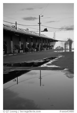 Bergamot Station art galleries, late afternoon. Santa Monica, Los Angeles, California, USA (black and white)