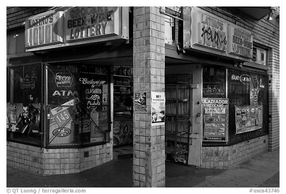 Corner grocery and liquor store, Mission District. San Francisco, California, USA