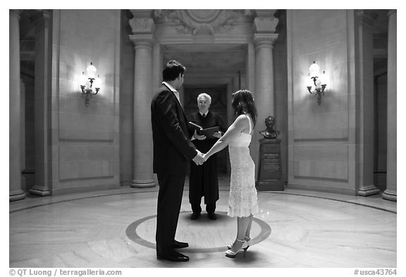 Couple taking marriage wows, City Hall. San Francisco, California, USA (black and white)