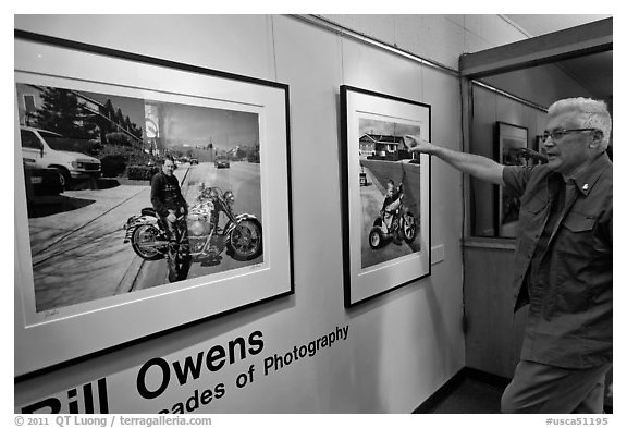 Bill Owens commenting on his photographs, PhotoCentral gallery, Hayward. California, USA (black and white)