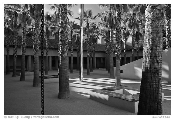 Palm Courtyard, Schwab Residential Center. Stanford University, California, USA (black and white)