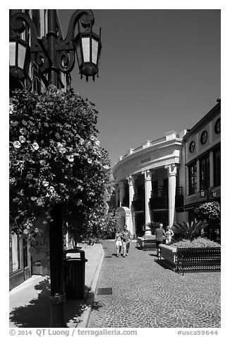 Two Rodeo Drive shopping district. Beverly Hills, Los Angeles, California, USA (black and white)