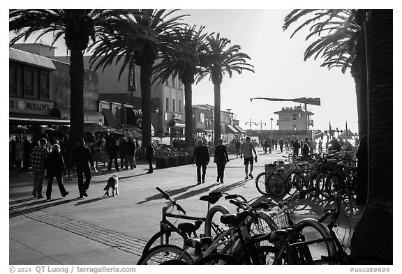 Plaza next to pier in late afternoon, Hermosa Beach. Los Angeles, California, USA (black and white)