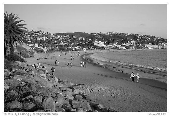 Beach with people strolling in late afternoon. Laguna Beach, Orange County, California, USA (black and white)
