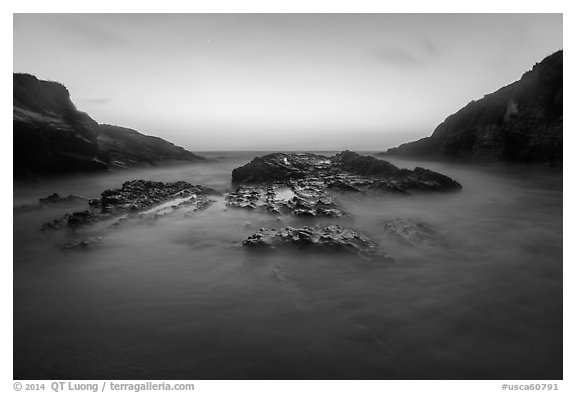 Spooners Cove at sunset, Montana de Oro State Park. Morro Bay, USA (black and white)