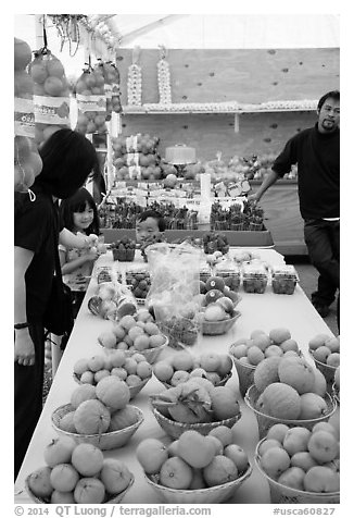 Customers buying fruit at stand. California, USA (black and white)