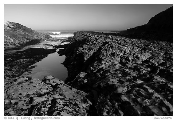 Rock rib, early morning, Spooners Cove, Montana de Oro State Park. Morro Bay, USA (black and white)