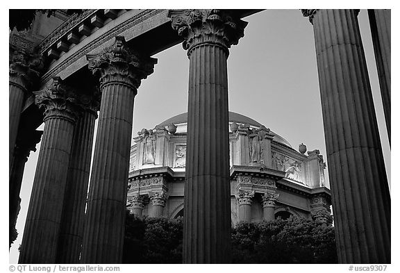 Rotunda seen through peristyle,  the Palace of Fine arts, dusk. San Francisco, California, USA