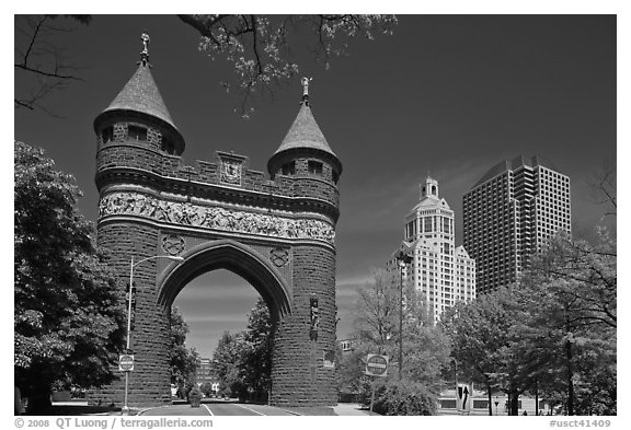 Memorial Arch and skyline. Hartford, Connecticut, USA (black and white)