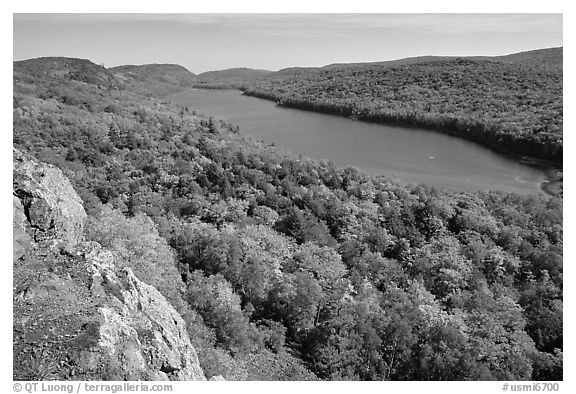 Lake of the Clouds with early fall colors, Porcupine Mountains State Park. Upper Michigan Peninsula, USA (black and white)
