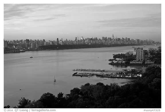 New Jersey shore and Manhattan from Fort Lee. NYC, New York, USA (black and white)