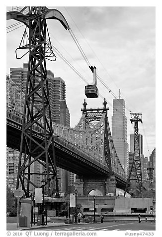 Roosevelt Island, Queensboro bridge, and tramway. NYC, New York, USA (black and white)