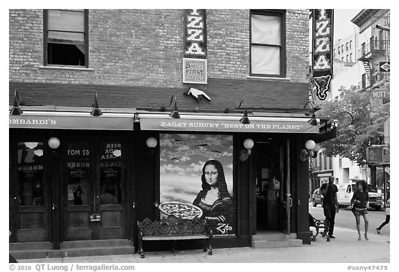 Lombardi, america first pizzeria. NYC, New York, USA (black and white)