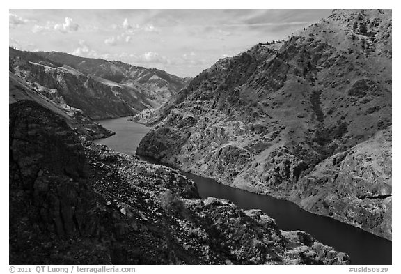 Snake River winding through Hells Canyon. Hells Canyon National Recreation Area, Idaho and Oregon, USA (black and white)