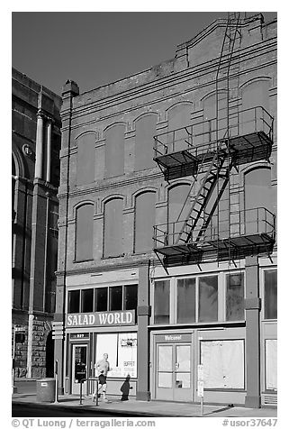 Brick building, downtown. Portland, Oregon, USA (black and white)