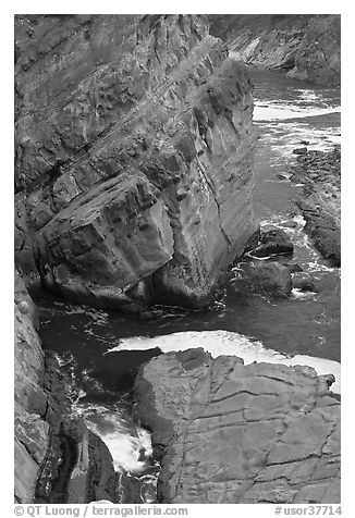 Slabs and cliffs, Shore Acres. Oregon, USA (black and white)