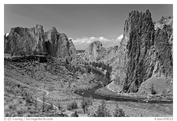 Crooked River and cliffs. Smith Rock State Park, Oregon, USA