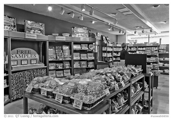 Fruit confectionery, Liberty Orchards store, Cashmere. Washington (black and white)