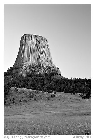 Devils Tower monolith at sunset, Devils Tower National Monument. Wyoming, USA (black and white)