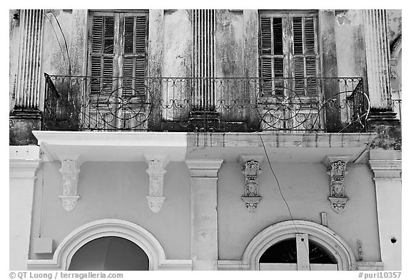 Detail of facade, Ponce. Puerto Rico (black and white)