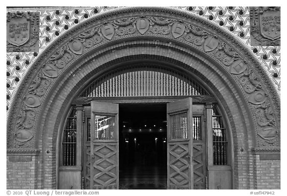 Spanish renaissance style archway, Flagler College. St Augustine, Florida, USA (black and white)