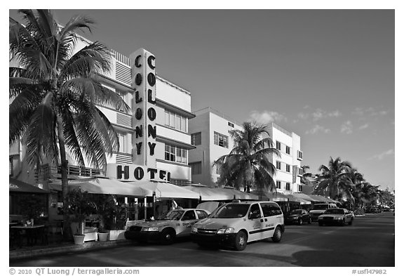 Taxi cabs and row of hotels in art deco architecture, Miami Beach. Florida, USA (black and white)