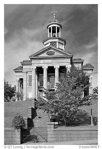 Old courthouse museum in fall. Vicksburg, Mississippi, USA (black and white)