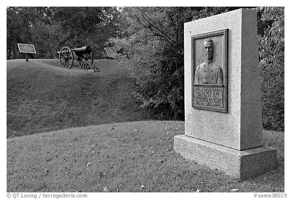Monument, Union position markers, and gun, Vicksburg National Military Park. Vicksburg, Mississippi, USA (black and white)