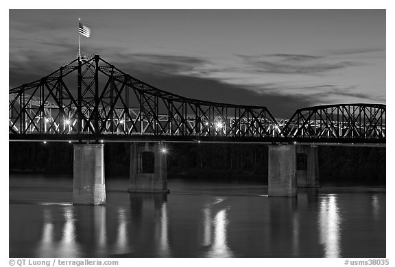 Bridge over the Mississippi river at dusk. Vicksburg, Mississippi, USA (black and white)