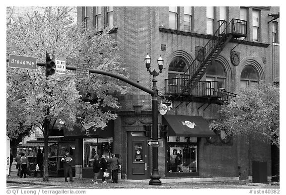 Brick building at street corner. Nashville, Tennessee, USA (black and white)