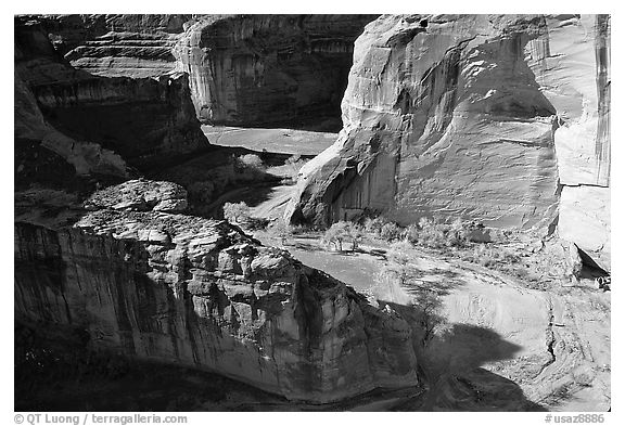 Walls and Canyon de Muerto, Anteloped House overlook. Canyon de Chelly  National Monument, Arizona, USA (black and white)