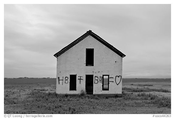 Abandoned house with graffiti, Mosca. Colorado, USA (black and white)