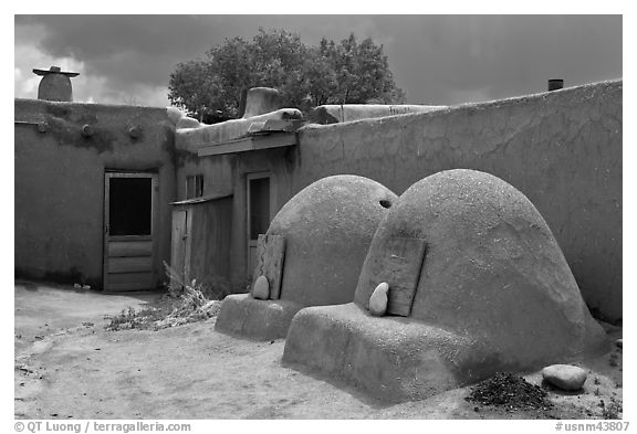 Traditional pueblo ovens. Taos, New Mexico, USA (black and white)