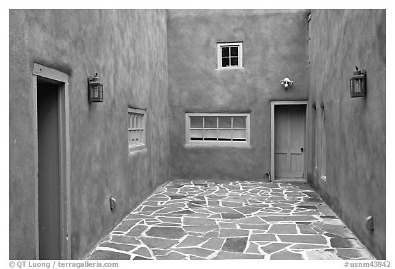 Courtyard and adobe walls. Taos, New Mexico, USA (black and white)