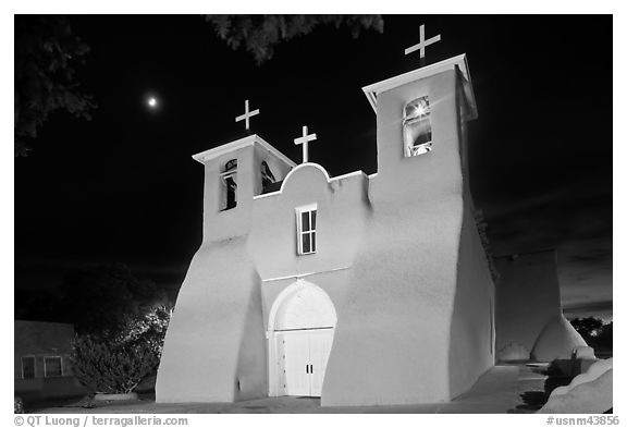 Church San Francisco de Asisis at night, Rancho de Taos. Taos, New Mexico, USA (black and white)