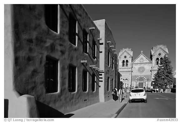 Side of the American Indian art museum and St Francis Cathedral. Santa Fe, New Mexico, USA (black and white)
